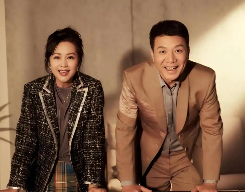 后来,奚望坐在刘之冰身旁,泪流