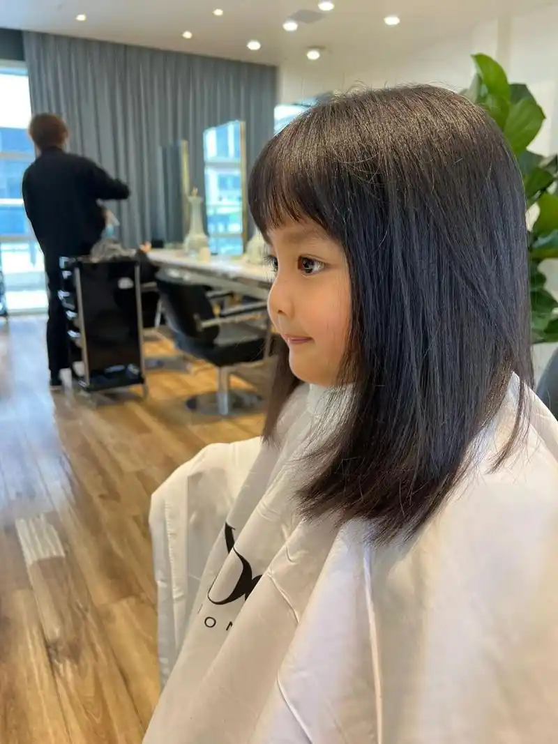 4岁女宝齐刘海发型 第一次带宝宝到大人的理发店剪头发,以前都是去