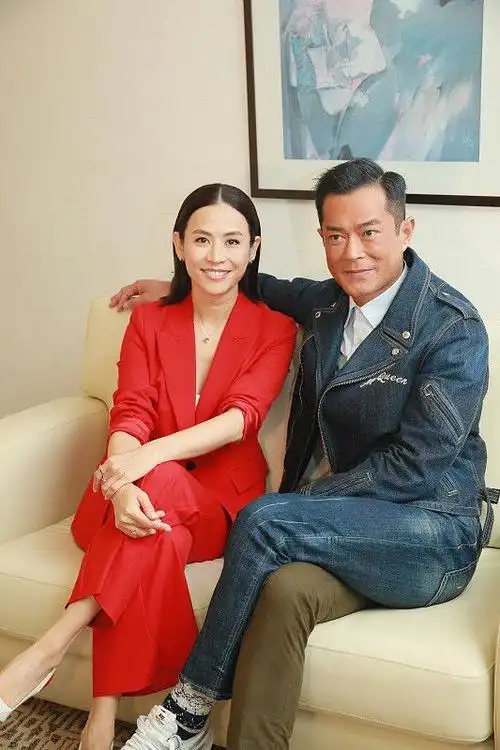 张卫健前女友宣萱好有气质身穿裸色西装身段优雅一点不显老