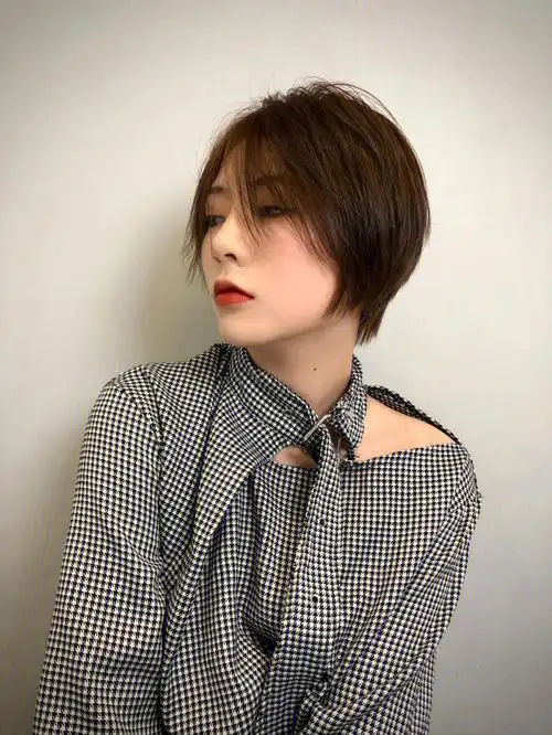 二楼卡柏造型找东南老师清新款初恋短发巨減龄的一款短发发型搭配茶色