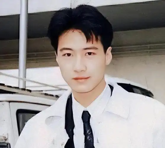 天王黎明参加活动的照片,镜头中,黎明身穿朴素的中山装,面容依旧帅气