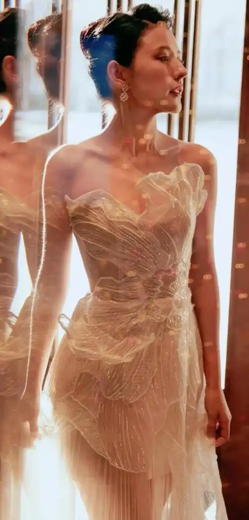 美女热依扎机场吊带半球美照