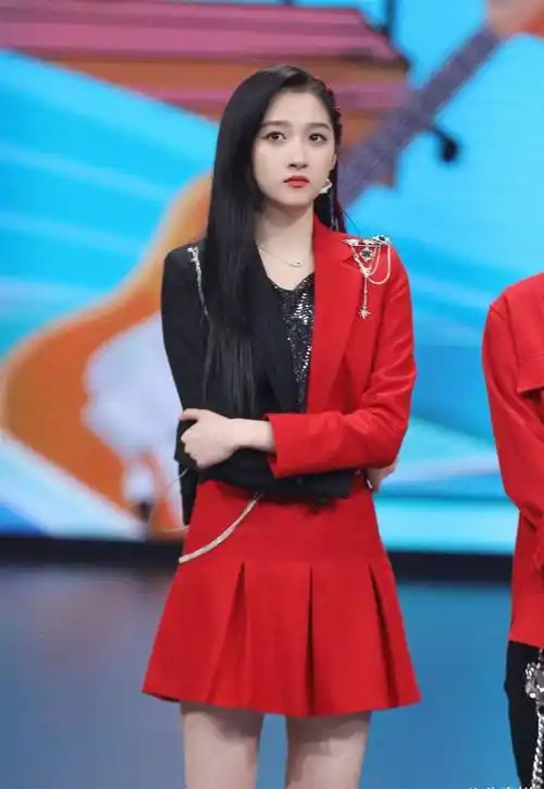 原创关晓彤真是个腿精穿红色吊带裙时髦洋气长腿不输超模