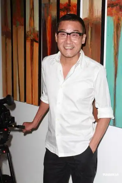 组图:梁家辉现身电台态度亲民无架子