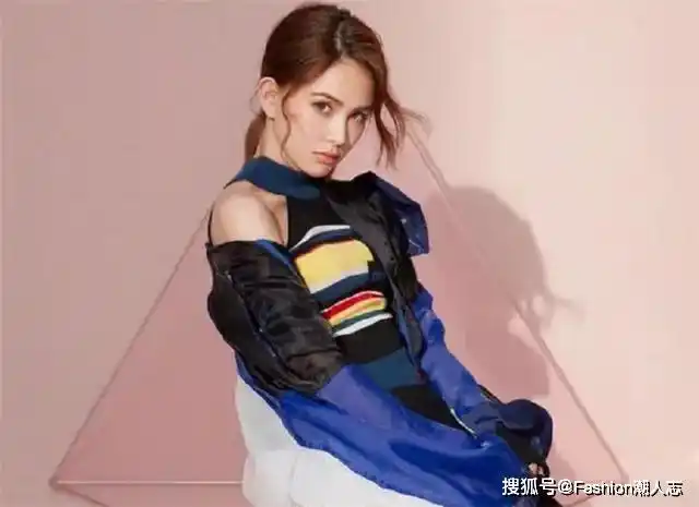 昆凌设计的衣服真的很好看,针织吊带背心很有特色, 外搭一件外套,有