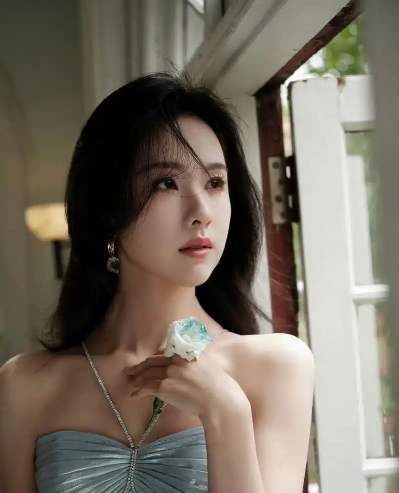 陈都灵吊带抹胸裙神色悠闲