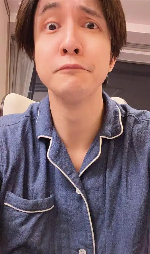 薛之谦手残,自己剪头发参差不齐,全靠老爸才力挽狂澜