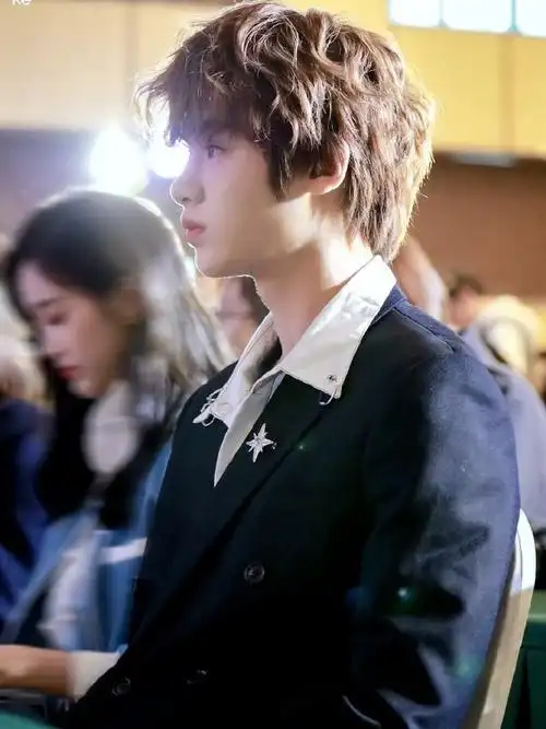 17岁大男孩黄明昊那迷人的侧颜颜,惊艳了时光!