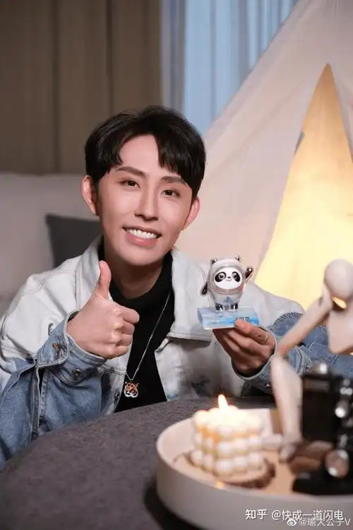 暖萌上线瑜大公子晒照表白冰墩墩