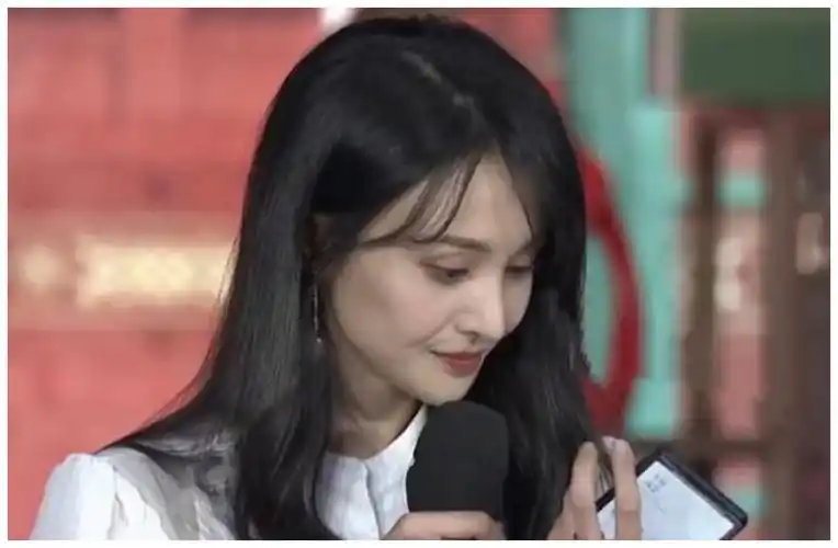 29岁郑爽近照,亮相综艺发布会,没有五级滤镜,真实状态一目了然