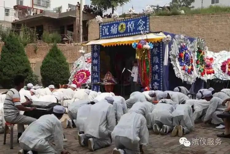 汉族自古盛行棺木土葬,葬礼隆重,分殓,殡,葬三个阶段进行.