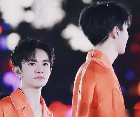 小凯千玺一起逛街买cp装被粉丝发现彻底不隐瞒彼此关系