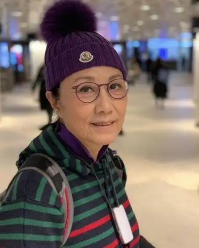 74岁罗家英西装革履精神抖擞,大方分享抗癌经历