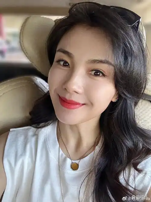 刘涛生日亲吻秦海璐!45岁雪肤玉貌蛮腰纤细如少女般惊艳