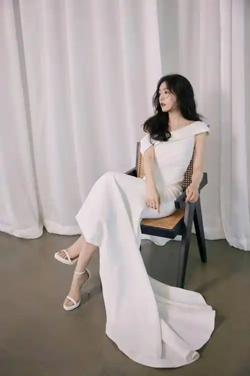 蔡文静发布白色鱼尾裙写真 身材曲线婀娜气质高贵迷人_直播_品牌_活动