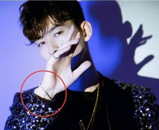 首先是同款手链,张翰表演带着额这款手链,是郑爽也带过的!