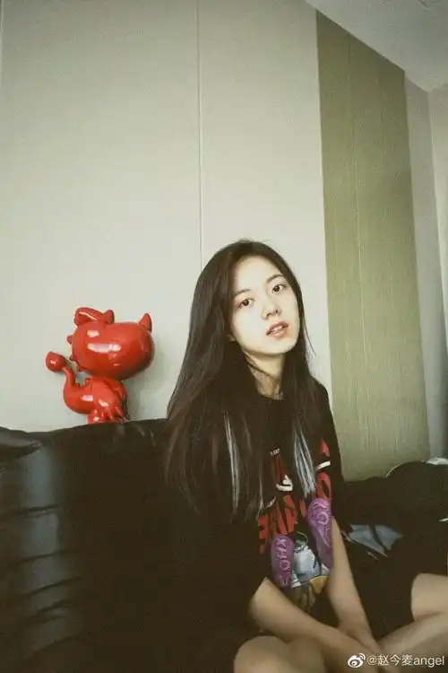 赵今麦晒挑染造型随拍 素颜出镜与妆后无差_时尚生活网