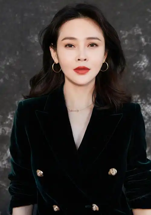 温婉秀雅的于明加,惊艳迷人,温柔甜美的写真照!_高清图集_新浪网