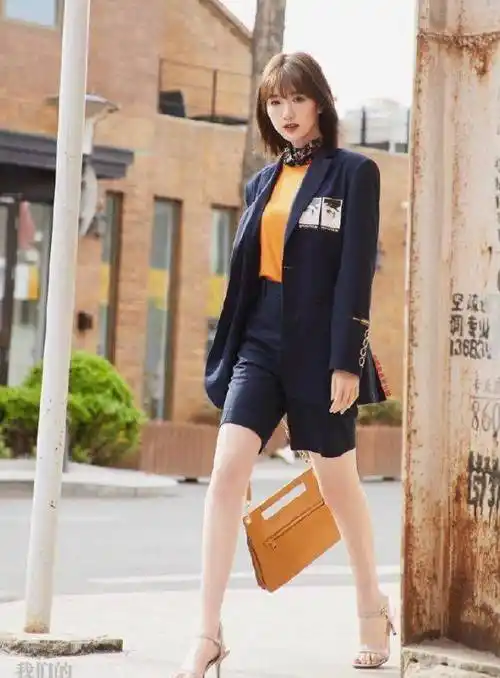 毛晓彤真是时髦精,西装配单车裤显高显瘦,却被"筷子腿"抢镜!