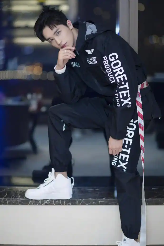 许魏洲图片 许魏洲潮酷运动装写真图片