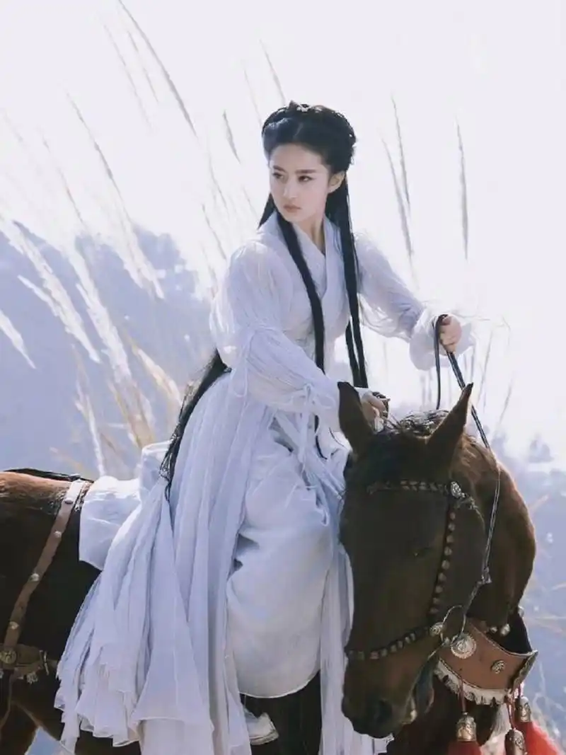 刘亦菲骑马好专业的样子,内娱很少有女演员这个功力吧!