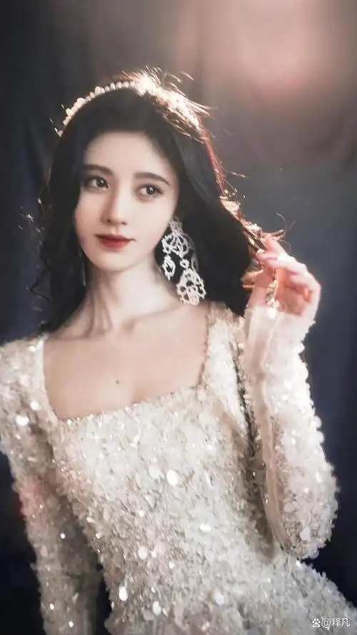 图中,鞠婧祎身穿黑色抹胸礼服,她俏脸精致高贵,妆容妩媚好看,浓眉大眼