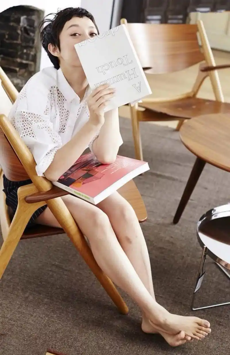 看书的孙俪,美腿玉足美拍.