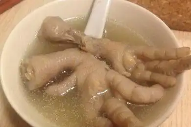 金不换炖鸡脚花胶汤