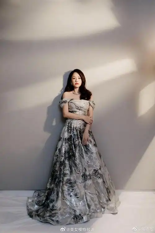 陈乔恩一袭水墨色亮片长裙 露香肩锁骨气质性感大方