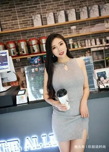 大姐姐别致的针织裙,既简单又时尚,一件解决穿搭烦恼