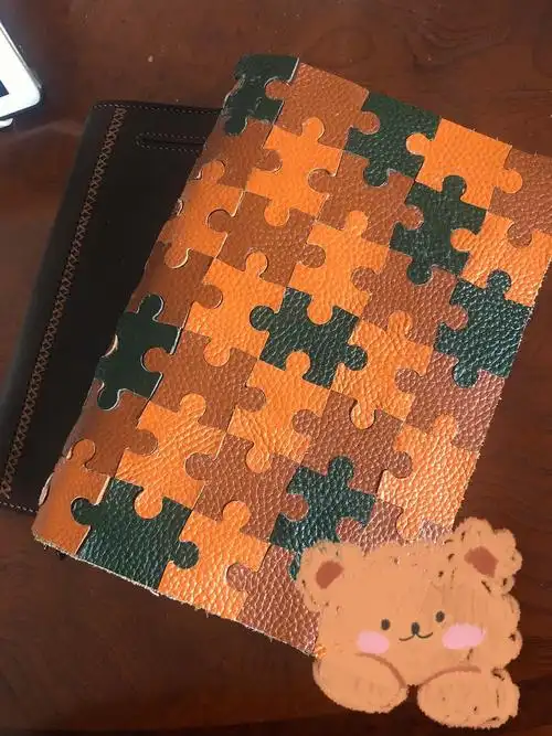 一块整皮当底板,然后按照颜色搭配,敲皮子拼图07下来,同色不相连