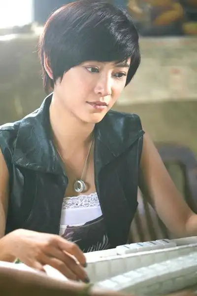 应采儿饰演西风应采儿宣传照新浪娱乐讯 应采儿主演的电影《追爱》