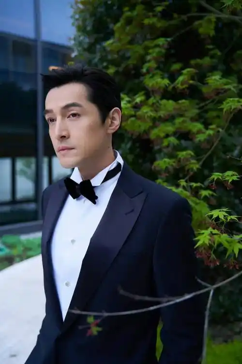 明星胡歌时尚写真:男神气质,气宇不凡