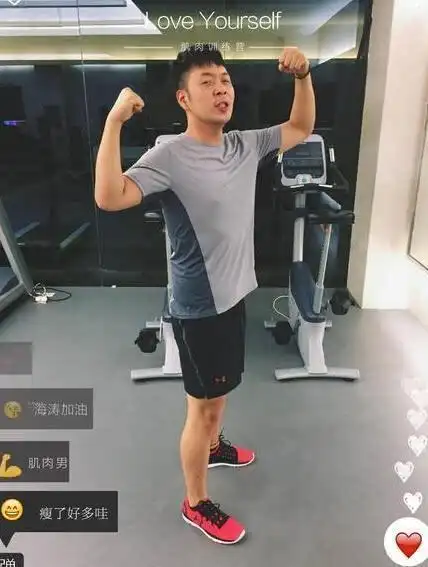 沈梦辰游泳池大胆凹造型,杜海涛:你有甜甜圈,我有脂肪肝!