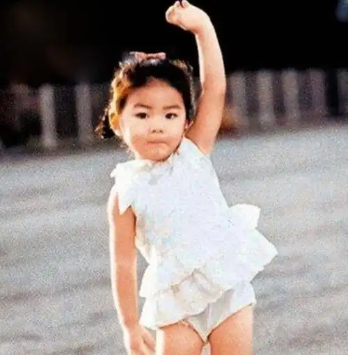 陈慧琳小时候是个受宠的小公主,家里有好几个保姆照顾她,真是过得像个