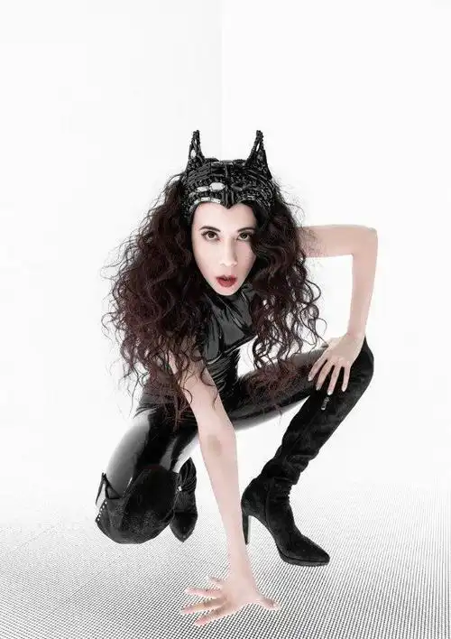 50岁莫文蔚化身猫女郎,身材纤细宛如少女,黑色假指甲十分抢眼|莫文蔚