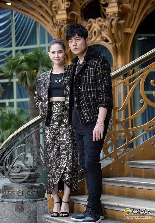 周杰伦和昆凌合体在巴黎参加活动昆凌在微博晒图两个人简直十分甜蜜