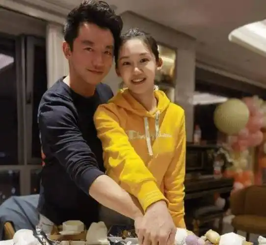 苗苗晒女儿的小裙子,郑恺送的戒指抢镜,领证10个月终于成为"郑太太"