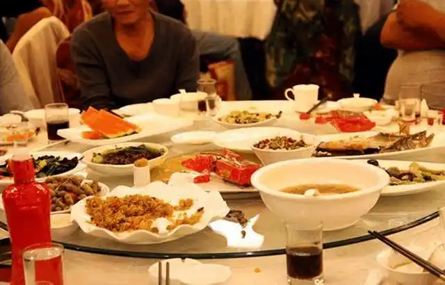 职场酒局替领导挡酒,如何避免喝醉?记住这4个喝酒必备的小套路