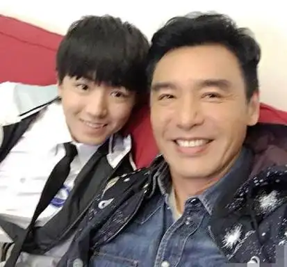 【图】钟镇涛晒与王凯父子照 《超少年密码》杀青_港台星闻_明星-超级