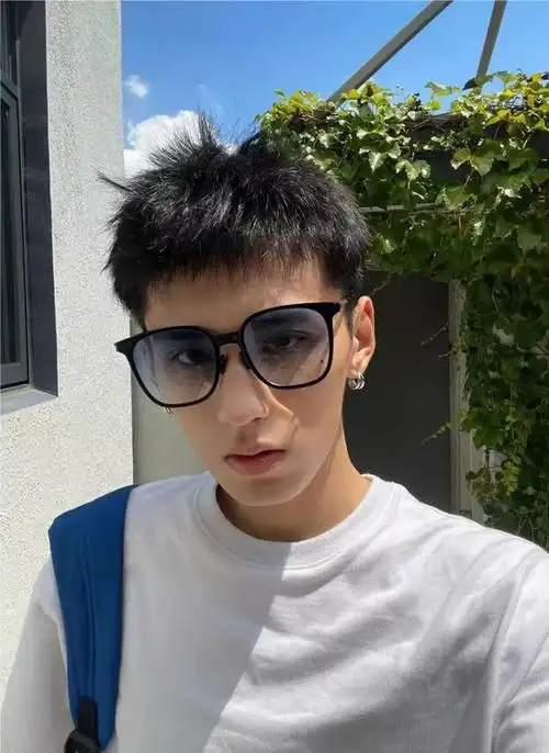 中式复古发型男中长发(今秋最帅男发15款)