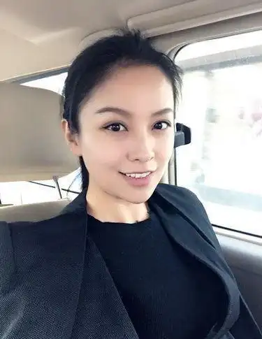 时,就有媒体报道他已经跟剧中扮演"程谨之"一女演员齐芳结婚了,还曝光