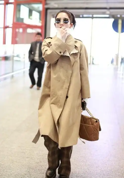 女明星现身机场扎高马尾显清纯卡其色大衣的穿搭气场强