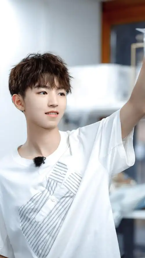 王俊凯王源工作室logo相似