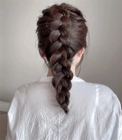 拧转低马尾,升级版马尾扎发,轻熟自然利落,非常小女人.