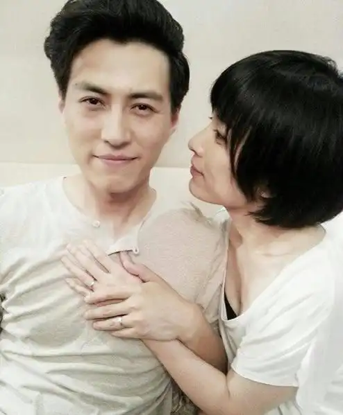 靳东现任老婆李佳是再婚,但是这并不影响两个人相知相爱