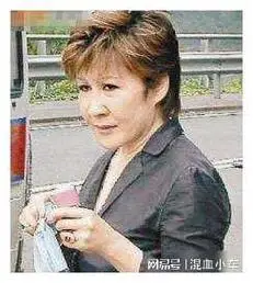 听说1973年丁佩因李小龙死在家中遭遇谴责为何嫁向华强后