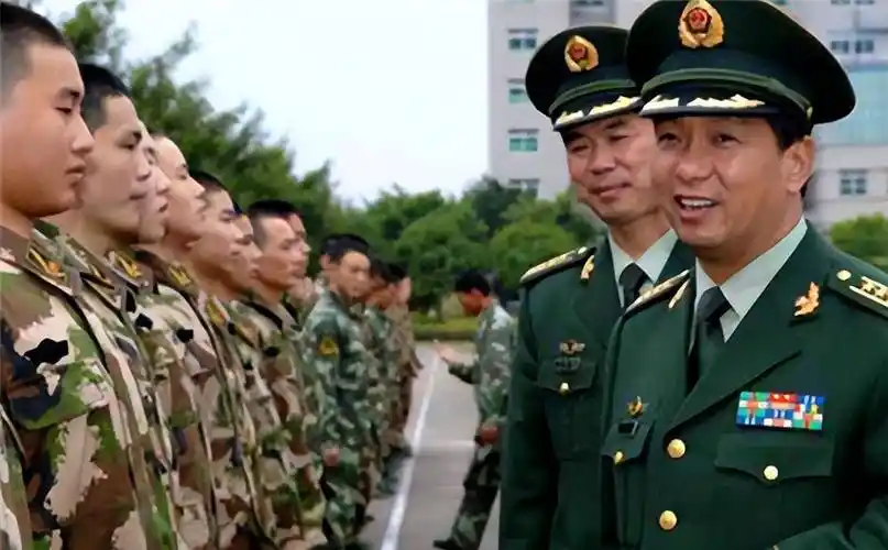 原创老山战场侦察英雄丁晓兵被炸亲手割掉手臂31年后成独臂少将