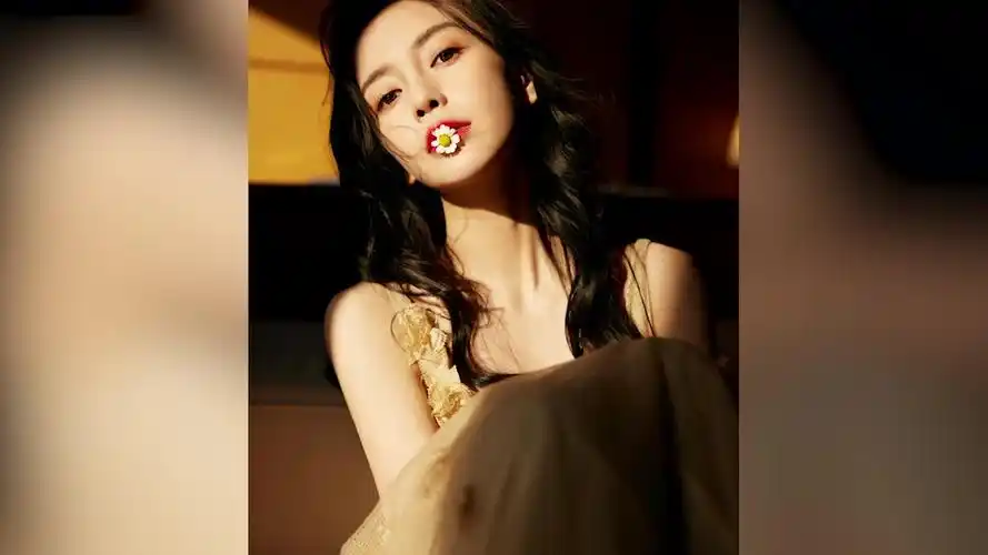 杨颖花与蝶大片曝光 穿露肩仙女裙锁骨线条吸睛