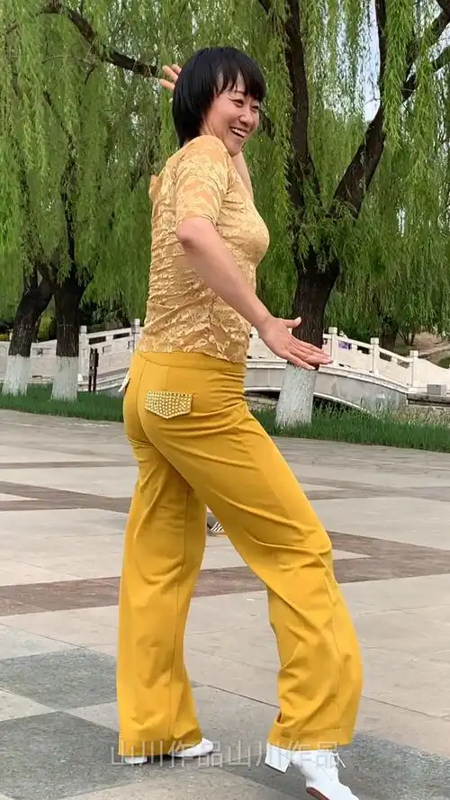 甜美小芳广场舞真好看